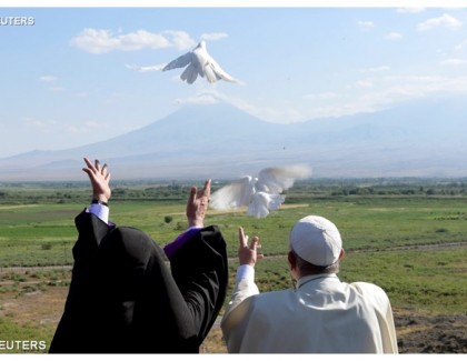 Papa Francis eliberează porumbelul alb spre muntele Ararat