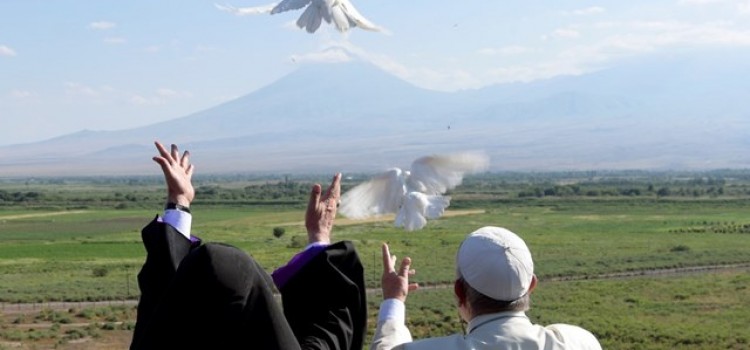 Papa Francis eliberează porumbelul alb spre muntele Ararat