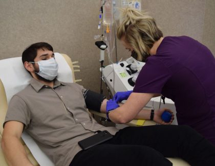 De ce mor unii tineri de COVID-19? Explicaţiile specialiştilor britanici